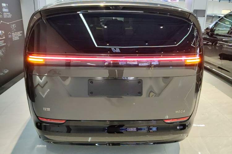 Li Auto MEGA 2025 — 5
