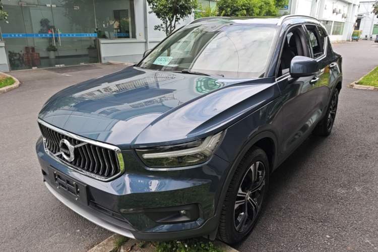 Volvo XC40 2021 — фото 1