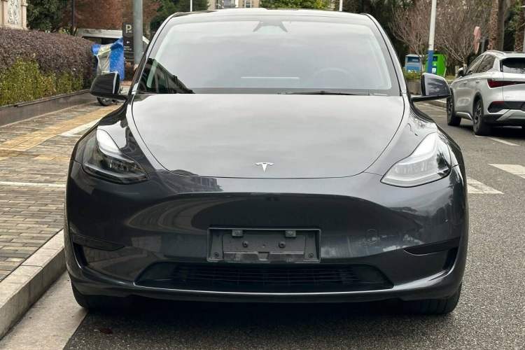 Tesla Model Y 2024 — 2
