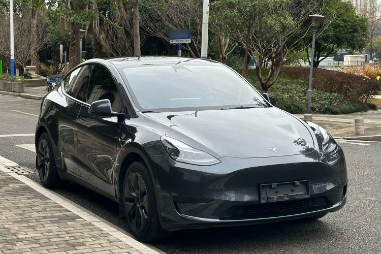 Tesla Model Y 2024 — 3