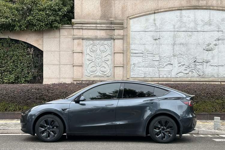 Tesla Model Y 2024 — 4