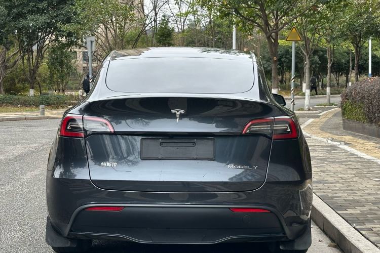 Tesla Model Y 2024 — 5