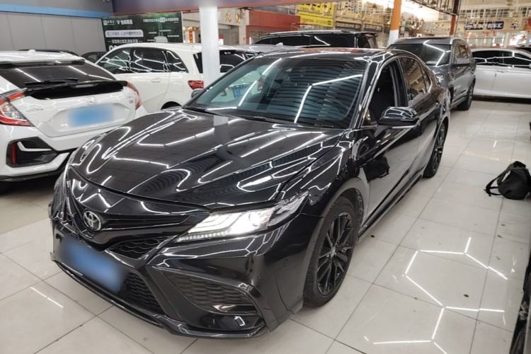 Toyota Camry 2023 — фото 1