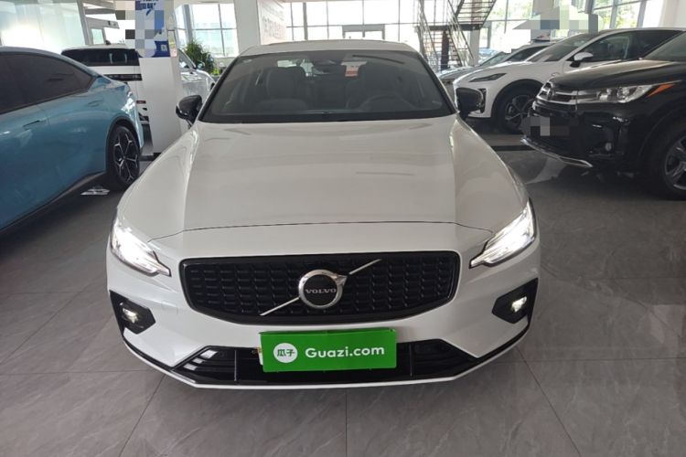 Volvo S60 2025 — 2