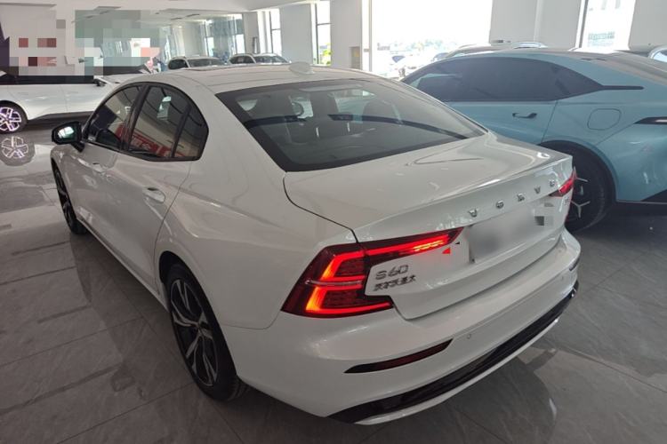 Volvo S60 2025 — 4