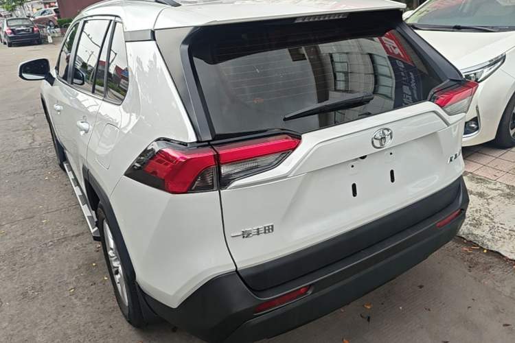 Toyota RAV4 2023 — 4