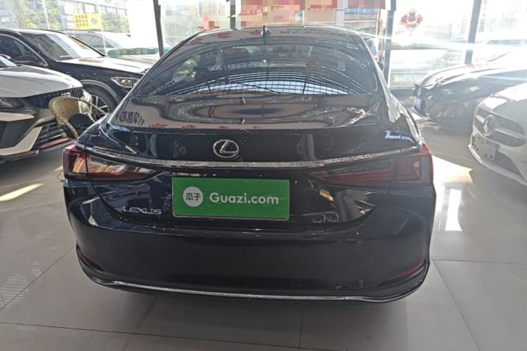Lexus ES 200 2023 — 5