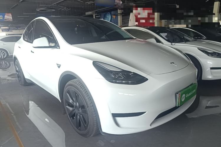 Tesla Model Y 2024 — 3