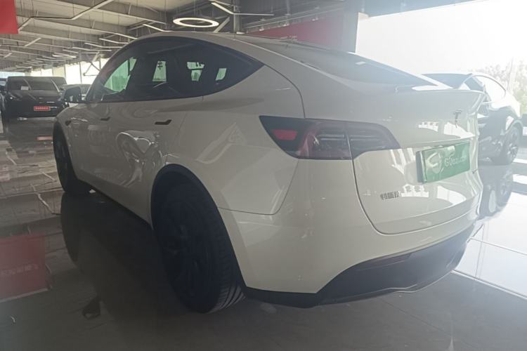 Tesla Model Y 2024 — 4