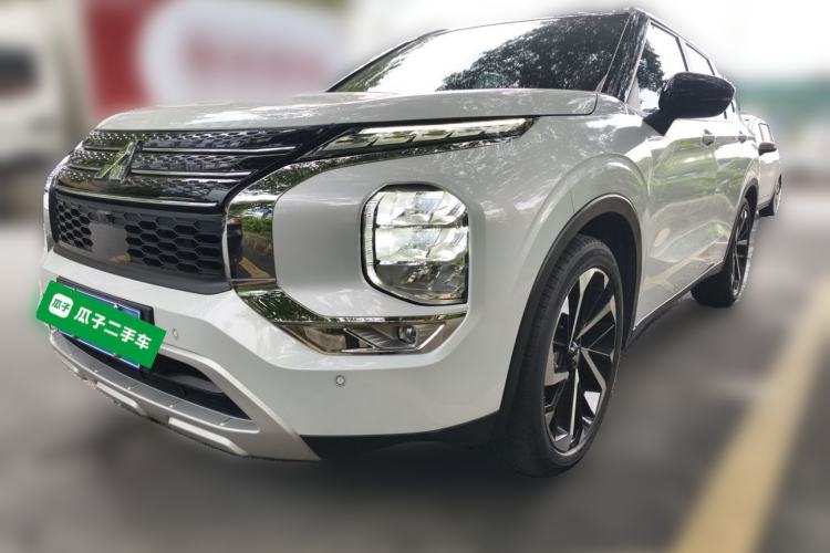 Mitsubishi Outlander 2023 — фото 1