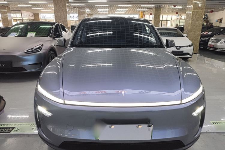 Tesla Model Y 2025 — 2