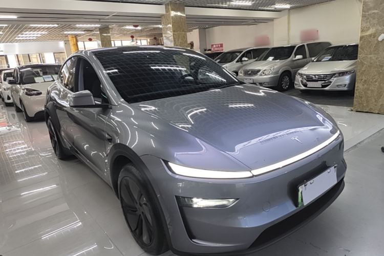 Tesla Model Y 2025 — 3