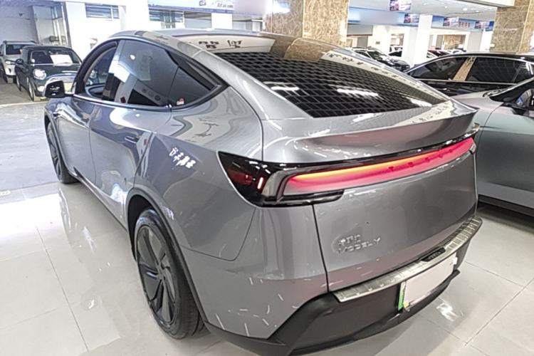 Tesla Model Y 2025 — 4
