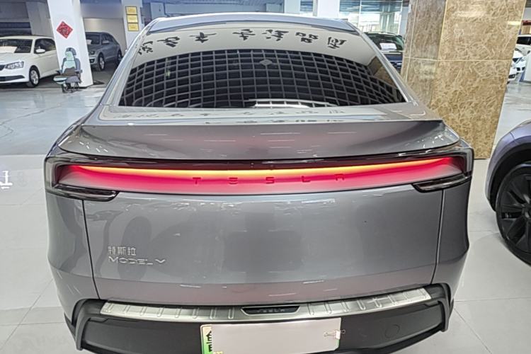 Tesla Model Y 2025 — 5