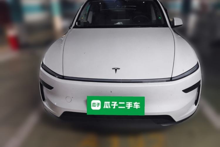 Tesla Model Y 2025 — 2
