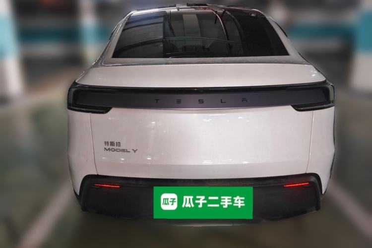 Tesla Model Y 2025 — 5