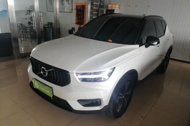 Volvo XC40 2021 — фото 1