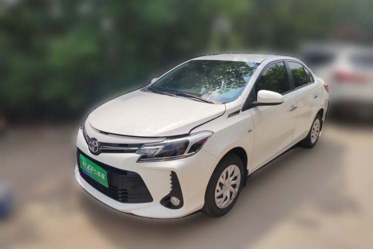 Toyota Yaris 2022 — фото 1