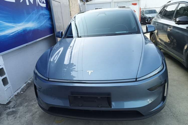Tesla Model Y 2025 — 2