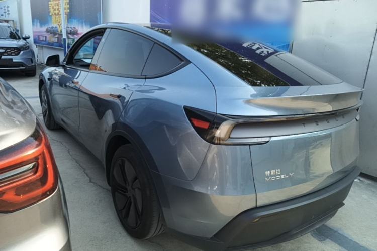 Tesla Model Y 2025 — 4