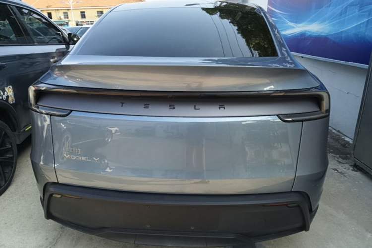 Tesla Model Y 2025 — 5