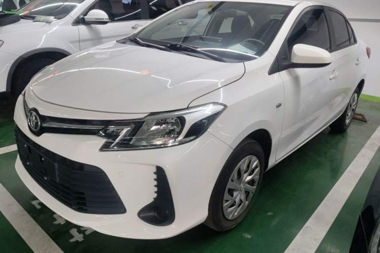 Toyota Yaris 2021 — фото 1