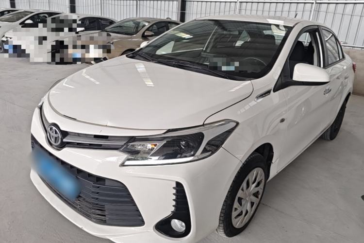 Toyota Yaris 2022 — фото 1