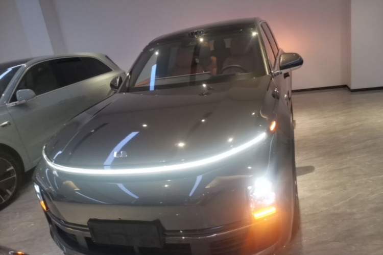 Li Auto L8 2025 — 2
