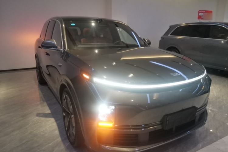 Li Auto L8 2025 — 3