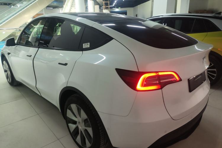 Tesla Model Y 2021 — 4