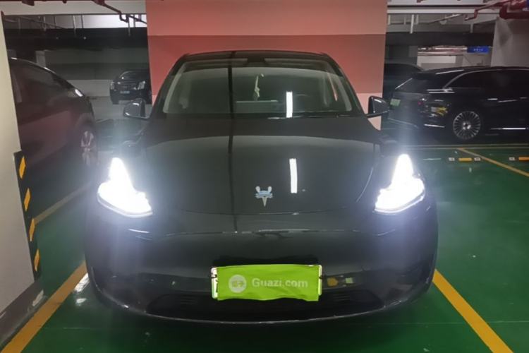 Tesla Model Y 2024 — 2
