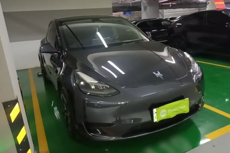 Tesla Model Y 2024 — 3