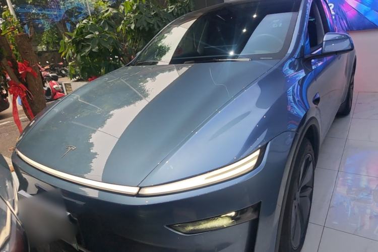 Tesla Model Y 2025 — 2