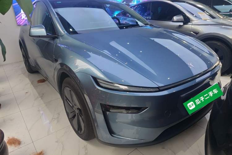 Tesla Model Y 2025 — 3