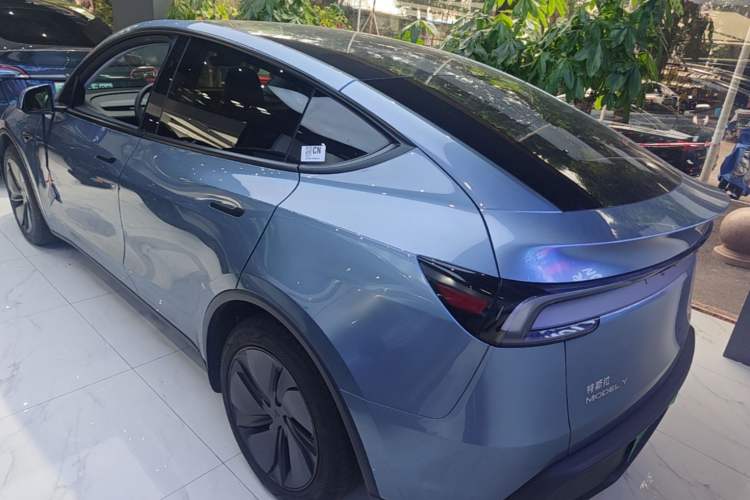 Tesla Model Y 2025 — 4