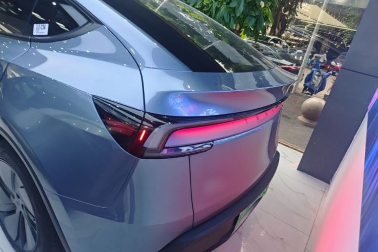 Tesla Model Y 2025 — 5