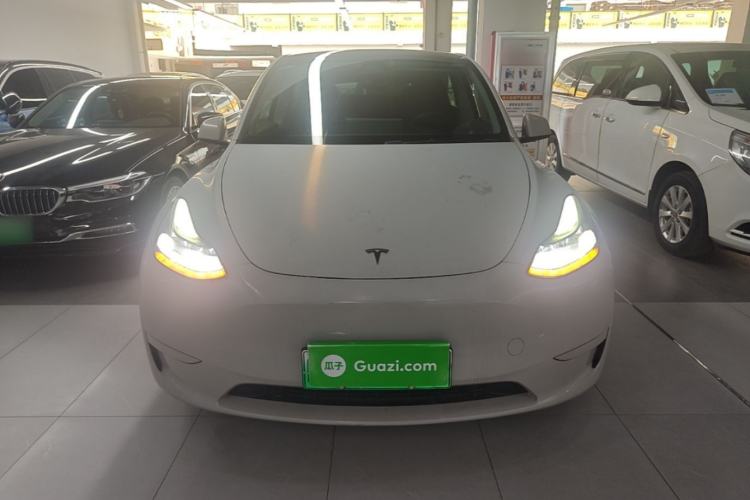 Tesla Model Y 2024 — 2