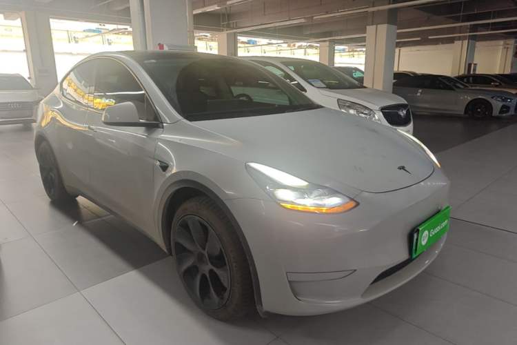 Tesla Model Y 2024 — 3