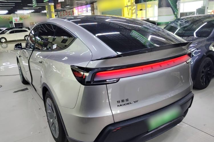 Tesla Model Y L 2025 — 4