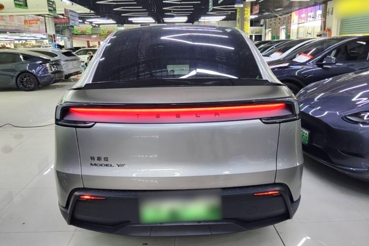 Tesla Model Y L 2025 — 5