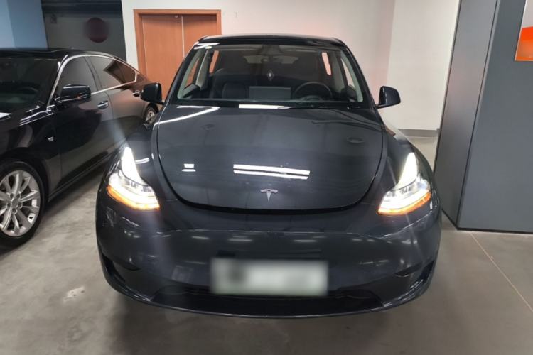 Tesla Model Y 2024 — 2