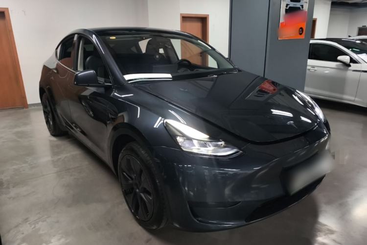 Tesla Model Y 2024 — 3