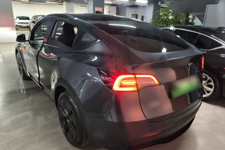 Tesla Model Y 2024 — 4