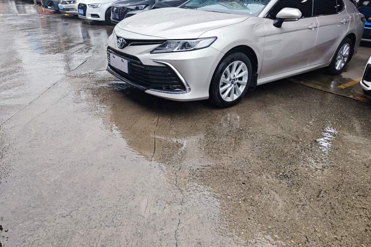 Toyota Camry 2023 — фото 1