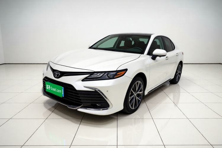 Toyota Camry 2023 — фото 1