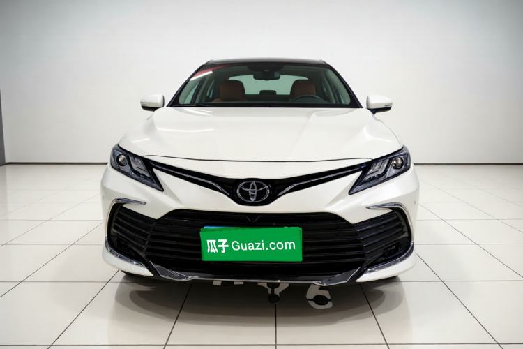 Toyota Camry 2023 — фото 2