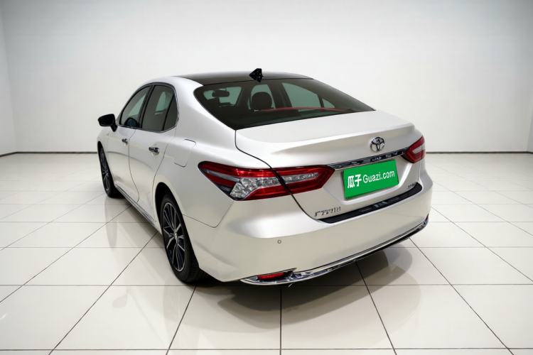 Toyota Camry 2023 — фото 4