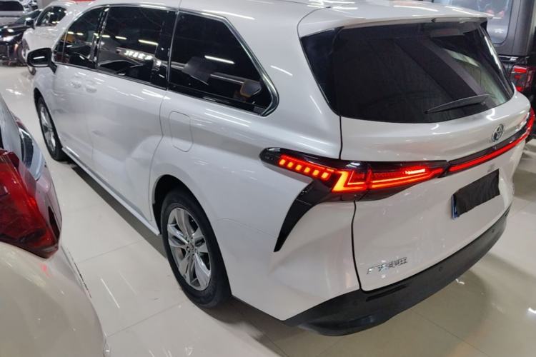 Toyota Sienna 2023 — фото 4