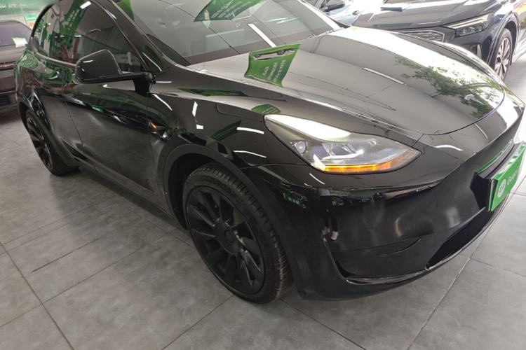 Tesla Model Y 2023 — 3
