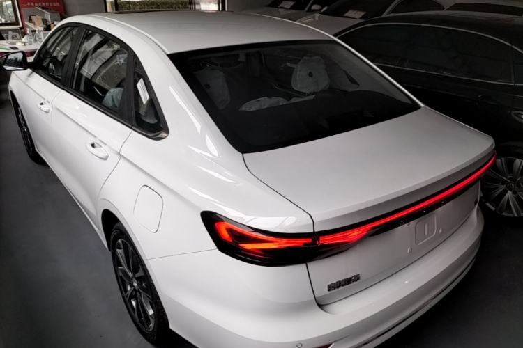 Geely Emgrand 2026 — 4